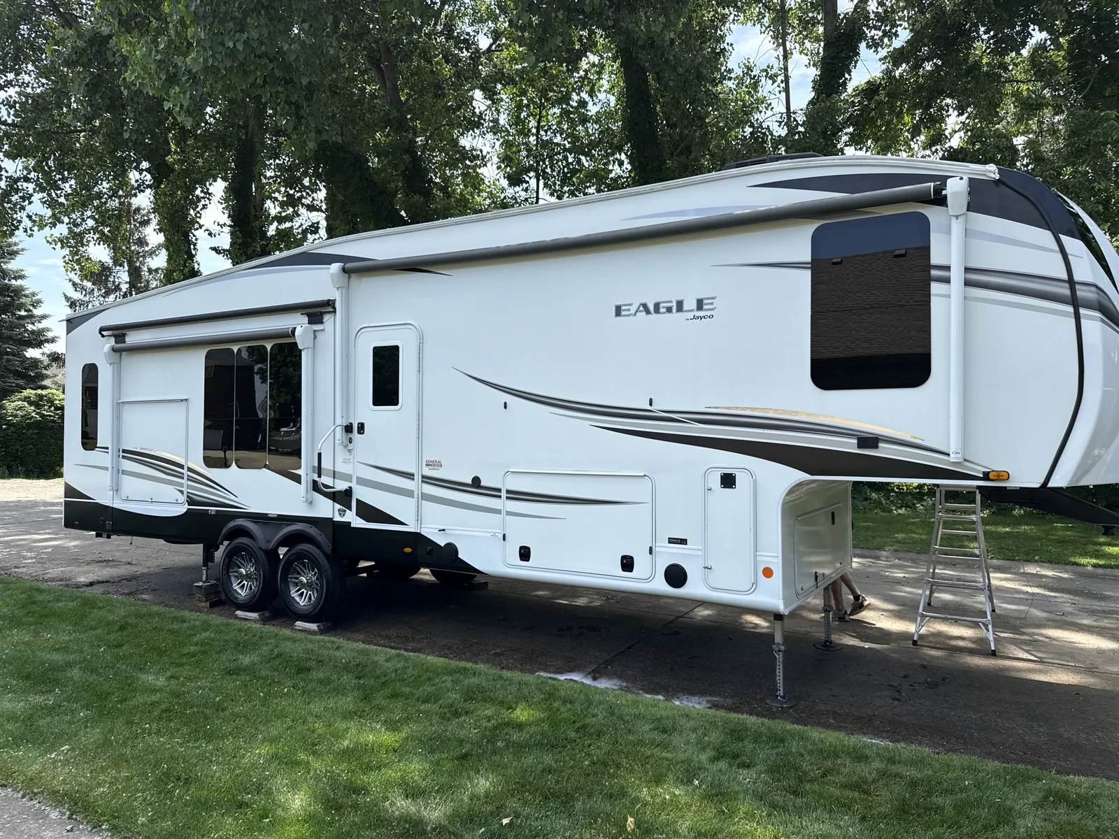 White Jayco Eagle fifth-wheel RV parked on a lawn